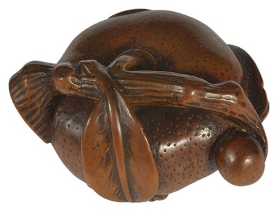 Lot 406 - A JAPANESE WOOD NETSUKE OF A MANDARIN ORANGE