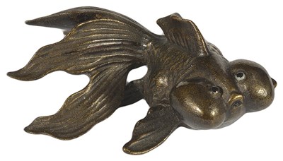 Lot 408 - A JAPANESE LACQUERED WOOD NETSUKE OF A GOLDFISH