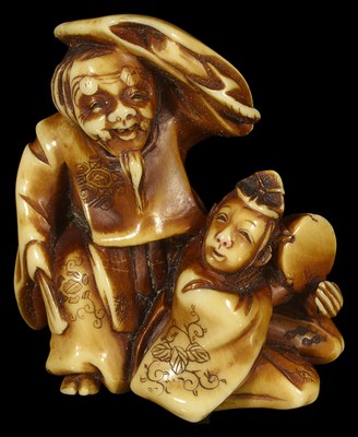 Lot 419 - ~A JAPANESE STAINED IVORY NETSUKE OF ENTERTAINERS BY ONO RYOMIN