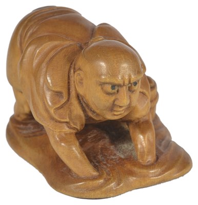 Lot 426 - A JAPANESE PALE BOXWOOD NETSUKE OF A CLAM FISHERMAN