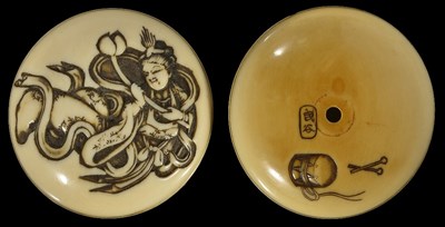 Lot 427 - ~A JAPANESE STAINED IVORY TWO-PART MANJU NETSUKE BY SHUYUSAI MINKOKU