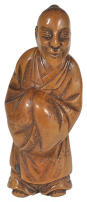 Lot 433 - A JAPANESE WOOD NETSUKE OF A STANDING CHINESE LITERATUS