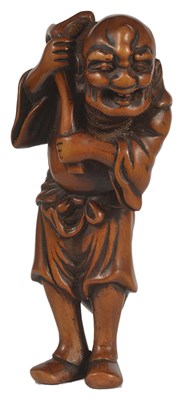 Lot 434 - A JAPANESE BOXWOOD NETSUKE OF A STANDING MAN