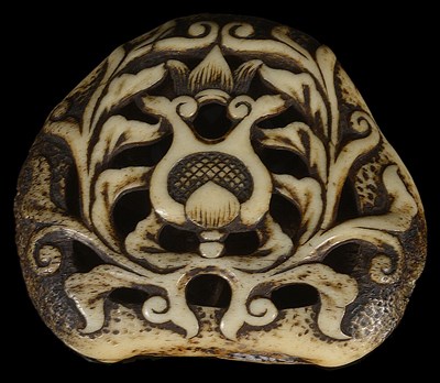 Lot 441 - A JAPANESE STAG ANTLER MANJU ATTRIBUTED TO HOSHUNSAI MASAYUKI