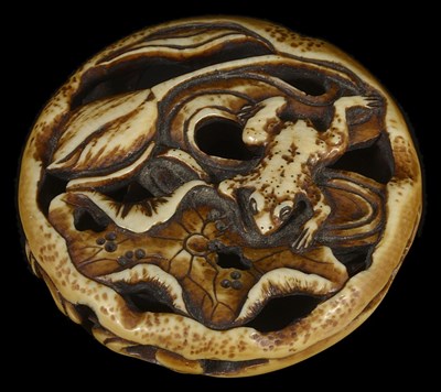 Lot 448 - ~A JAPANESE STAINED IVORY MANJU NETSUKE OF A FROG AND LOTUS