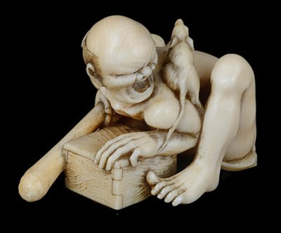 Lot 458 - ~A JAPANESE IVORY NETSUKE OF A RAT CATCHER