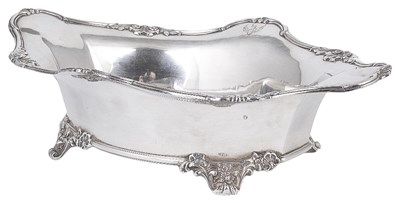 Lot 607 - A GEORGE V SILVER FRUIT BOWL