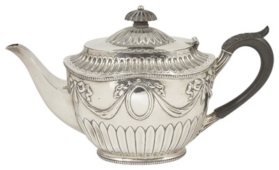 Lot 625 - AN EDWARDIAN SILVER TEAPOT