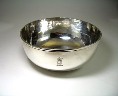 Lot 660 - AN EDWARDIAN SILVER BOWL