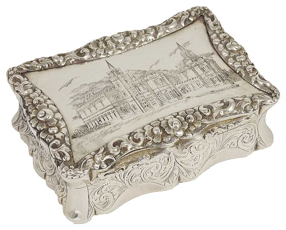 Lot 696 - A VICTORIAN SILVER SNUFF BOX