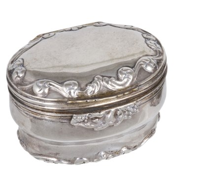 Lot 710 - A SILVER SNUFF BOX WITH DETACHABLE BEAKER BASE