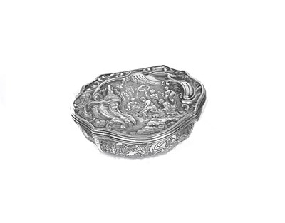 Lot 717 - A SILVER SNUFF BOX