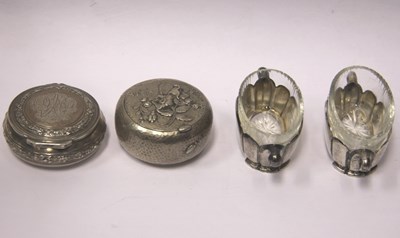 Lot 721 - AN ART NOUVEAU CONTINENTAL SILVER PILL BOX