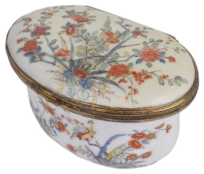 Lot 728 - A PORCELAIN SNUFF BOX