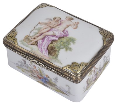 Lot 729 - A PORCELAIN SNUFF BOX