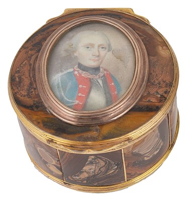 Lot 735 - A BROWN AGATE SNUFF BOX