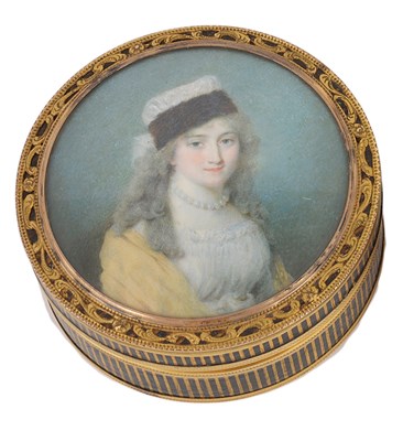 Lot 738 - ~A LACQUER SNUFF BOX AND COVER