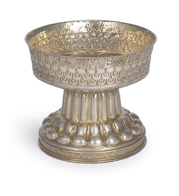 Lot 16 - AN EDWARDIAN PARCEL-GILT-SILVER 'TUDOR CUP'