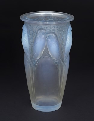 Lot 54 - A FRENCH OPALESCENT AND BLUE STAINED GLASS 'CEYLAN' VASE