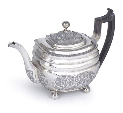 Lot 81 - A PORTUGUESE SILVER TEAPOT