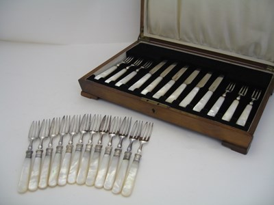 Lot 93 - A SET OF SIX GEORGE V SILVER FRUIT KNIVES AND SIX FORKS