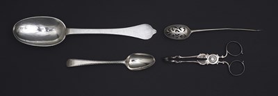 Lot 104 - A WILLIAM III SILVER DOG NOSE SPOON