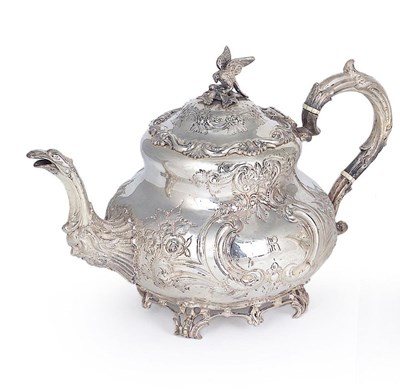 Lot 156 - AN EDWARDIAN SILVER TEAPOT