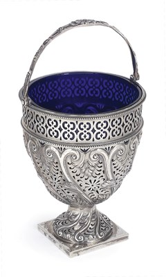 Lot 160 - AN EDWARDIAN SILVER SUGAR VASE