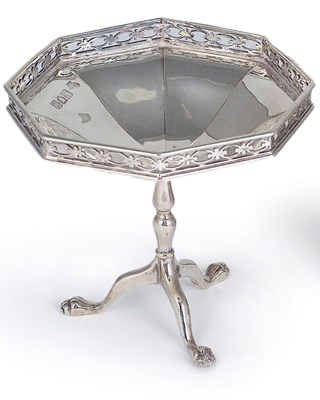 Lot 164 - AN EDWARDIAN SILVER NOVELTY SWEETMEAT DISH