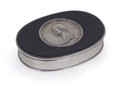 Lot 178 - A SILVER SNUFF BOX WITH TORTOISESHELL-MOUNTED COVER SET WITH A WOLVERHAMPTON PITT CLUB MEDAL