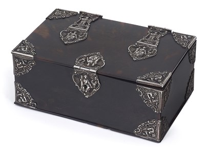 Lot 185 - A DUTCH COLONIAL SILVER-MOUNTED TORTOISESHELL BETEL BOX