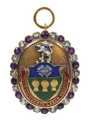 Lot 219 - AN EDWARDIAN AMETHYST, WHITE QUARTZ, ENAMEL AND 18 CARAT GOLD PENDANT