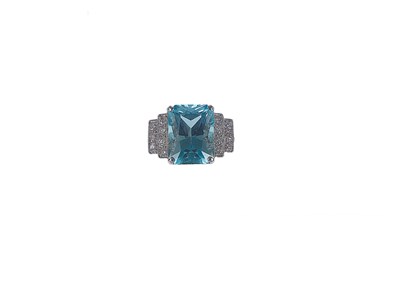 Lot 227 - AN AQUAMARINE AND DIAMOND RING