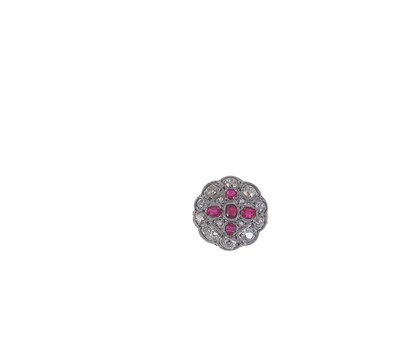 Lot 229 - A RUBY AND DIAMOND RING