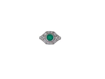 Lot 231 - AN EMERALD AND DIAMOND RING