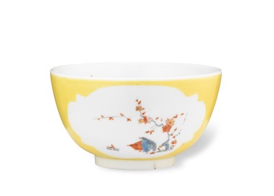 Lot 2 - A MEISSEN YELLOW GROUND BOWL