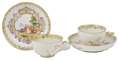 Lot 5 - A PAIR OF MEISSEN TEACUPS AND SAUCERS