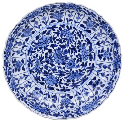 Lot 39 - A CHINESE BLUE AND WHITE PORCELAIN PLATE