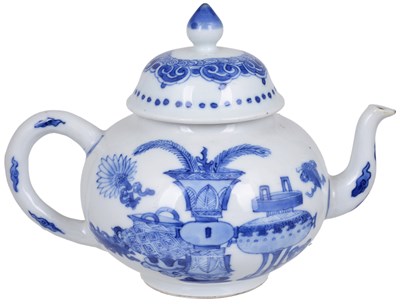 Lot 43 - A CHINESE BLUE AND WHITE PORCELAIN TEAPOT AND MATCHED COVER