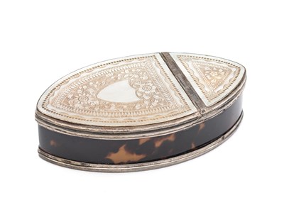 Lot 51 - A CHINESE SILVER-MOUNTED NACRE AND TORTOISESHELL SNUFF BOX, PROBABLY CANTON, EARLY 19TH CENTURY