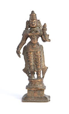 Lot 107 - A BRONZE FIGURE OF SRIDEVI, TAMIL NADU, SOUTH INDIA, 16TH/17TH CENTURY