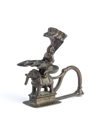 Lot 109 - A SMALL BRONZE OIL LAMP, DECCAN, SOUTHERN INDIA, 16TH/17TH CENTURY