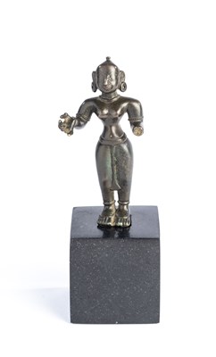 Lot 105 - A SMALL BRONZE FIGURE OF A HINDU GODDESS, EASTERN DECCAN, 17TH/18TH CENTURY