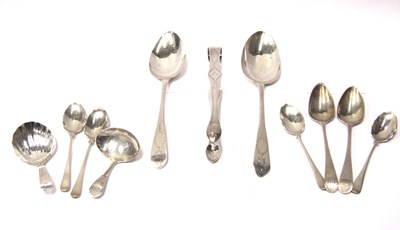 Lot 302 - TWO GEORGE III SILVER CADDY SPOONS AND A SET OF FIVE TEASPOONS