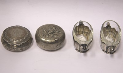 Lot 410 - AN ART NOUVEAU CONTINENTAL SILVER PILL BOX