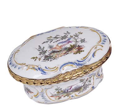 Lot 461 - A PORCELAIN SNUFF BOX