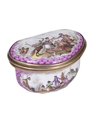 Lot 462 - A PORCELAIN SNUFF BOX