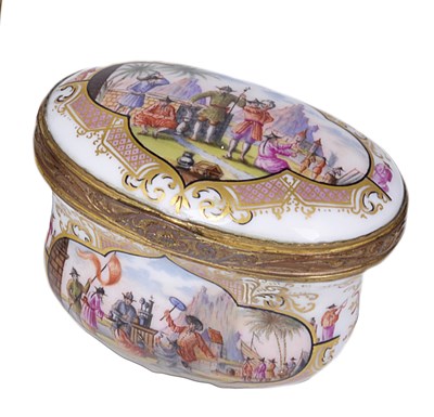 Lot 464 - A PORCELAIN SNUFF BOX