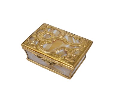 Lot 476 - A GEORGE II GOLD-MOUNTED AGATE SNUFF BOX