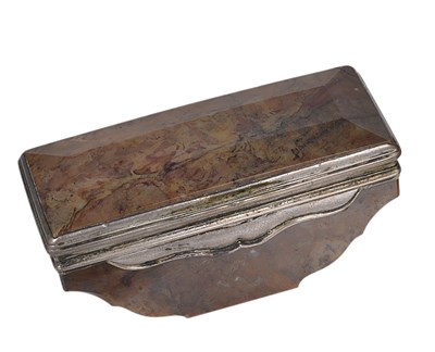 Lot 477 - A SILVER-MOUNTED HARDSTONE SNUFF BOX